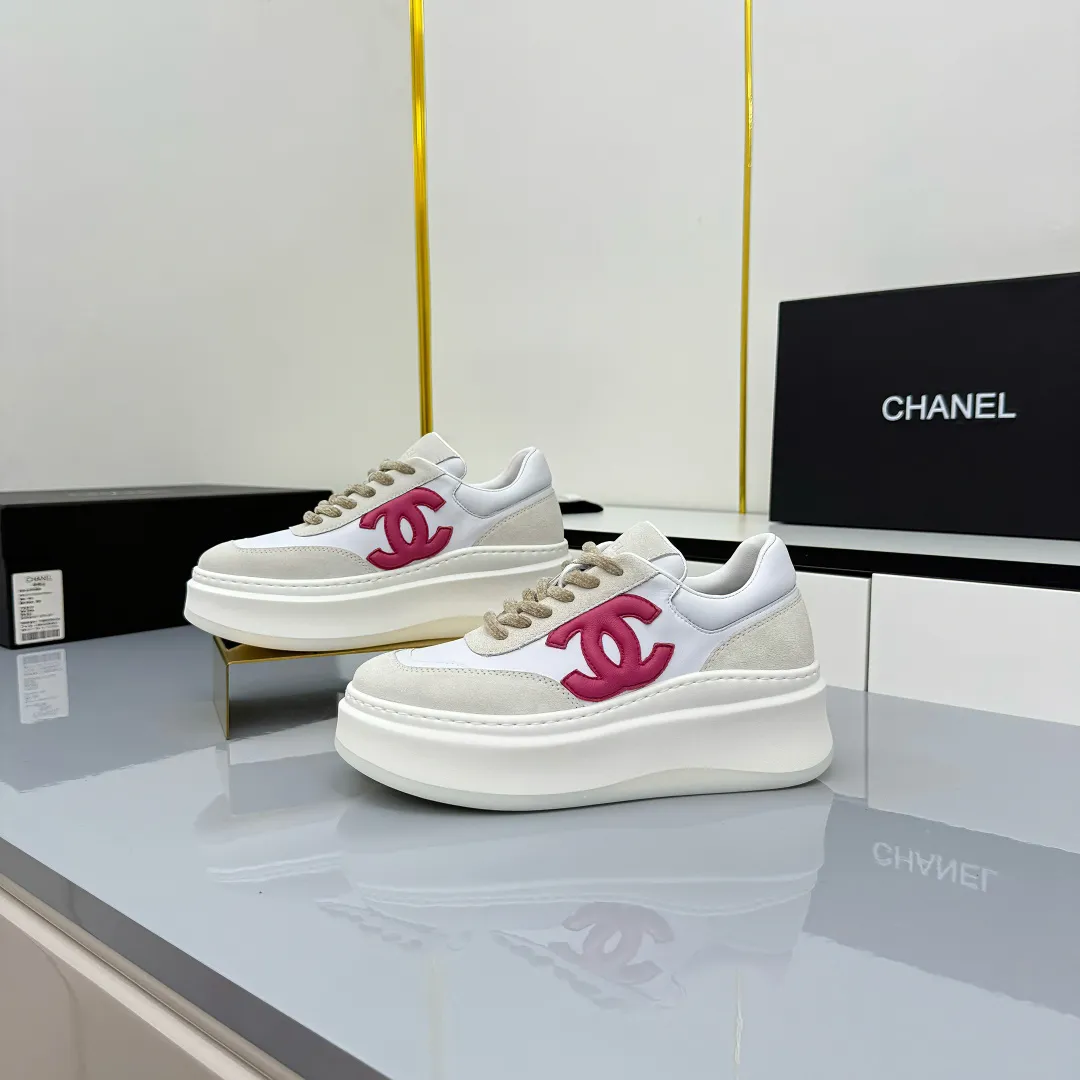 👟👟Ex-factory price 660👟👟 Top version! Chanel Chanel panda shoes! 2025 counter's top casual sports shoes. This classic design; the upper is electro-embroidered with a variety of techniques; the outsole is fashionable and sporty; the unusual inclusion of a variety of color matching elements... The diversified mix and match is very good-looking and versatile, and can be used for leisure, fashion, sports, and outdoor... ꫛꫀꪝ Go➫ Materials: ❶Upper made of: original imported first-layer silk cowhide + original waterproof cloth + original first-layer cowhide ❷Inner lining: Original Yangli+wang ❸ Outsole based on: Original TPU combination outsole Counter boutique packaging complete set for women 35–41